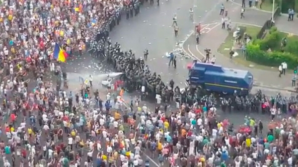 В Румъния крият кой е разпоредил на жандармерията да бие протестиращите