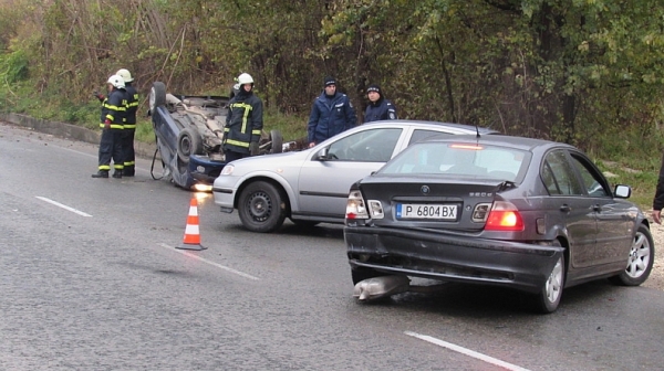 Пет коли, сред които и патрулка, се нанизаха на пътя Русе-Разград