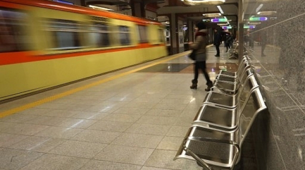 Дете скочи на релсовия път на метростанция Сердика