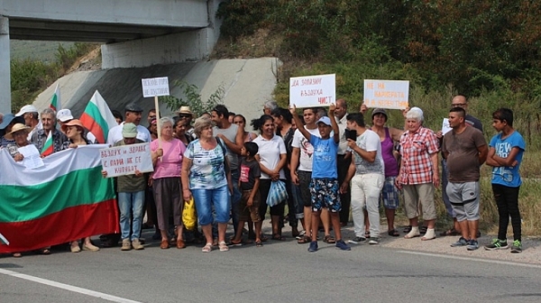 Жители на Белащица на протест срещу разширяването на кариерата