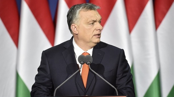 „Весела Коледа, г-н премиер“, крещят протестиращи унгарци срещу Орбан