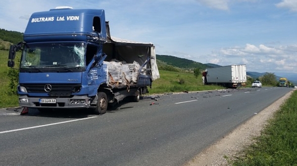 Катастрофа с тирове между Мездра и Ботевград, шофьор е загинал