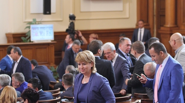 Депутатите решават за задължителните колани