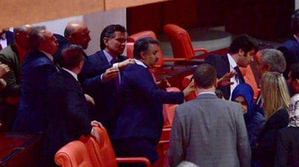 Турски депутати се биха заради операцията в Африн