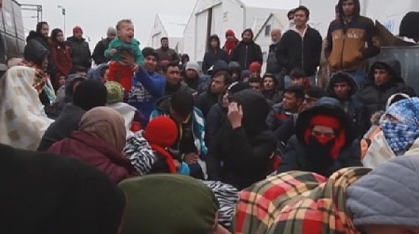 Талази от афганистански мигранти залива Турция