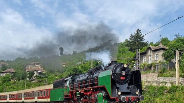 Паднала скала спря влаковете между Долна махала и Карлово