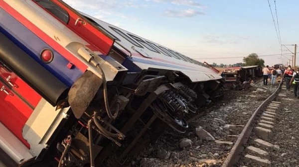 24 са жертвите на влаковата трагедия в Турция