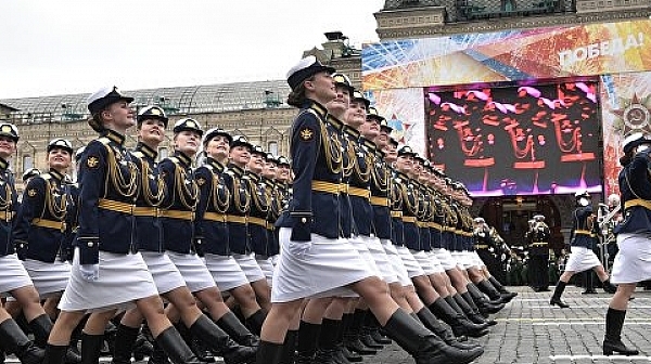 Русия отбелязва Деня на победата с пищен военен парад
