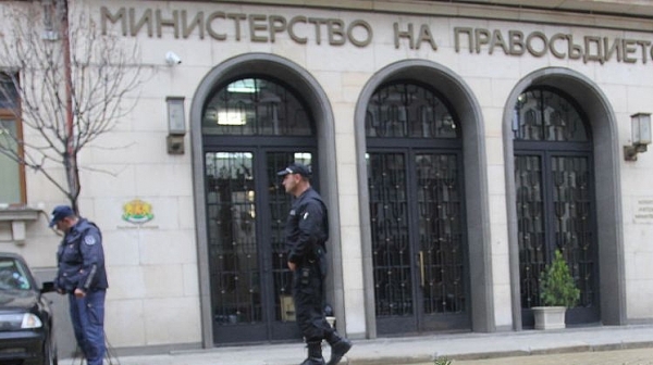 Цачева ще улесни даването на българско гражданство