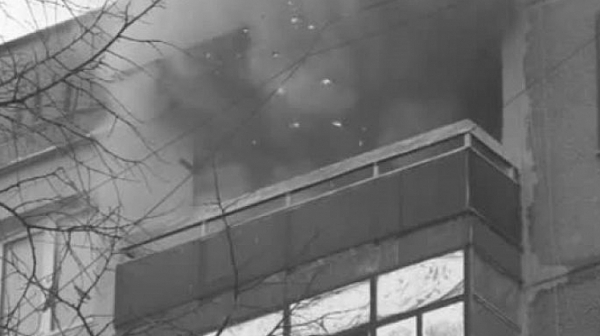 Пожар в жилищна сграда в София, трима души са в болница