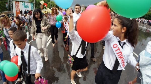 Половината български деца са в непълни семейства