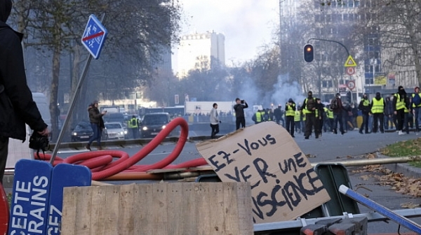 ”Жълтите жилетки” са пак по улиците на Париж
