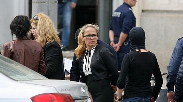 Адвокат: Иванчева и заместникът й са били в досег с парите чак след ареста