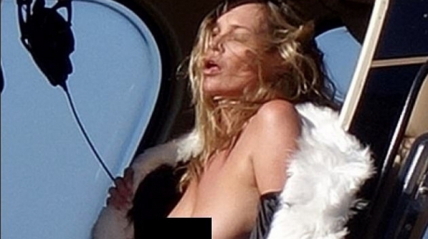 Кейт Мос се разголи заради тлъст хонорар (Снимка)