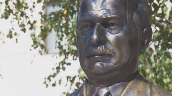 Паметник на Пенчо Кубадински скара хората в Лозница