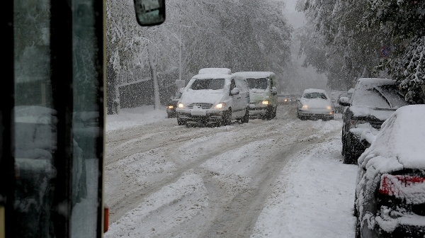 Първи катастрофи заради снега - тир се преобърна, а автобус се удари