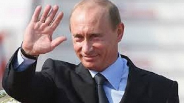 Путин плува в ледено езеро за Богоявление в Русия