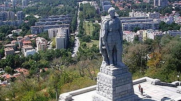 Паметникът на Альоша в Пловдив  осъмна с изрисувани свастики
