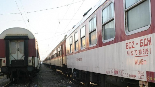 Абсурд! Бързият влак Бургас-София тръгна без отговорничката, догони го с кола