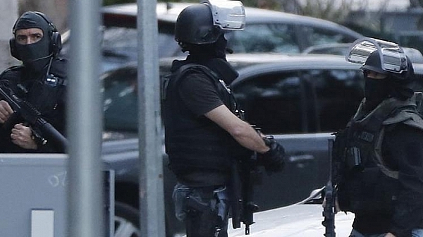 Френската полиция задържа заподозрян, опитал да гази войници