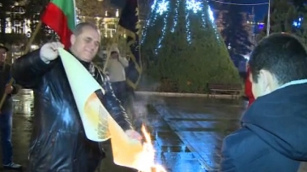 Факелно шествие и горене на Ньойския договор в Русе