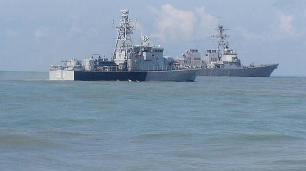 Военен кораб на САЩ се сблъска с танкер близо до Сингапур