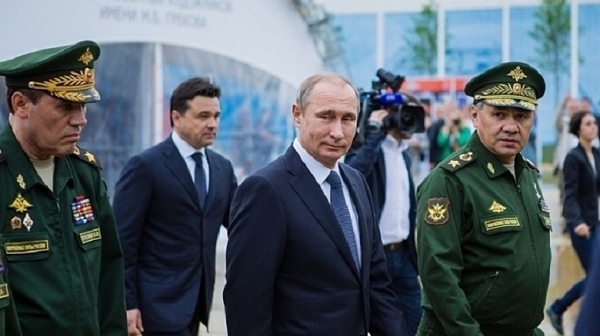 Путин върна политкомисарите в Червената армия