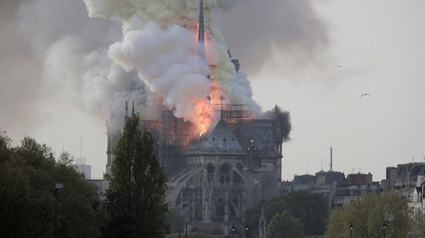 Пожар избухна в катедралата ”Нотр Дам” в Париж