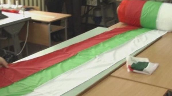 Деца от Плевен изработиха знаме, дълго 740 метра