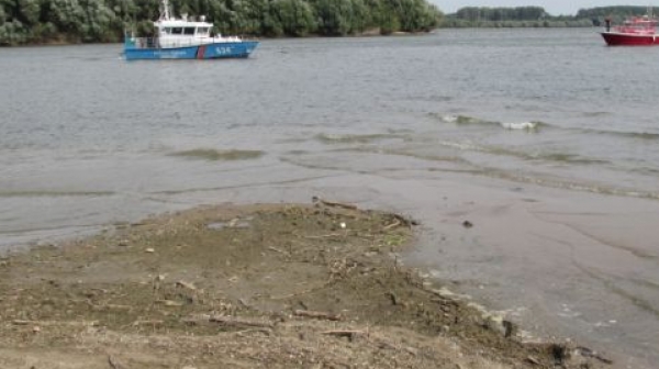Критично ниските води на Дунав блокират краби от седмици