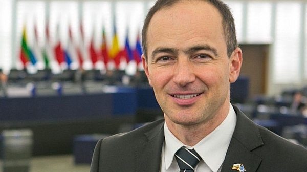Евродепутат зове: Македония да влезе в НАТО под името БЮРМ