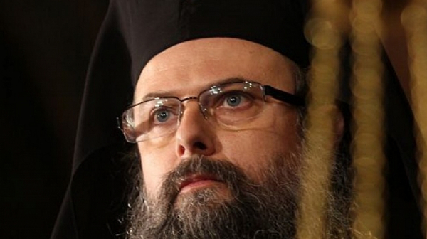 МВР проверява дали митрополит Николай ползва светлини на НСО
