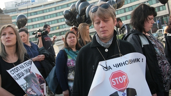 Майките не отстъпват - чакат оставката на смълчания В. Симеонов