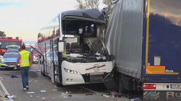 Десетки ранени туристи при катастрофа с автобус в Германия