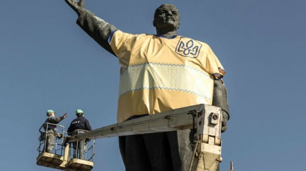 Украйна премахна 1320 паметника на Ленин