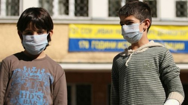 Студът и грипът затвориха 60 училища, 40 са в Пернишко