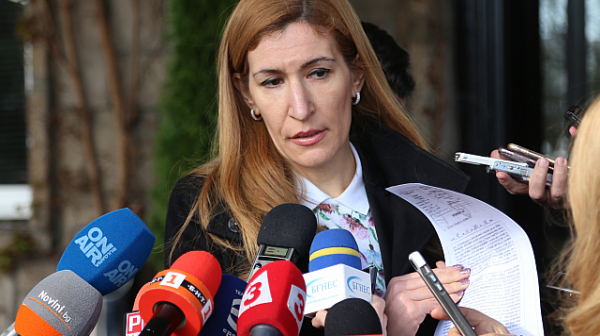 Министър Ангелкова води класацията, получила е най-много дарения