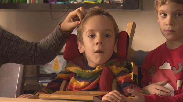 9-годишният Стефан замина за лечение в Румъния
