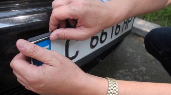 Само във Фрог: Срещу 50 лева рушвет се регистрира кола в КАТ София-област