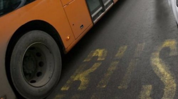 Младежи атакуваха столичен автобус с камъни, издирват ги