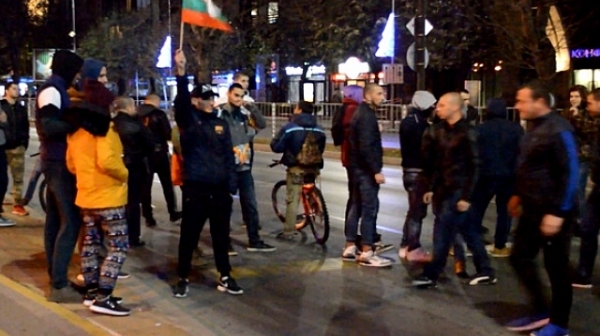 Полицаи спират с лютив спрей бунтуващи се граждани във Варна