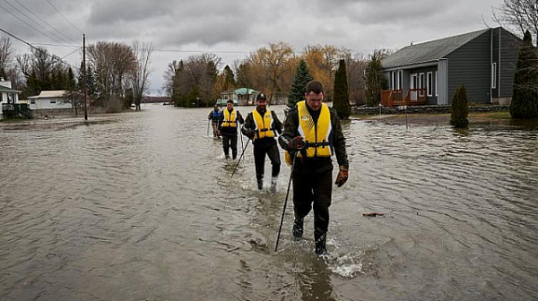 Евакуираха над 10 000 в Канада заради наводненията