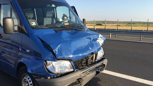 Микробус с българи катастрофира в Румъния, шофьорът е в болница