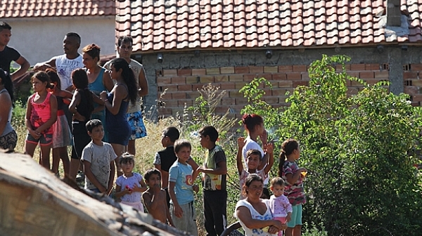 Ромка с 6 деца преби социален работник