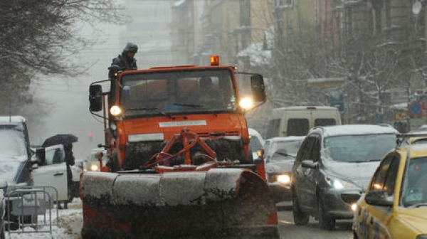 400 машини чистят страната от снега