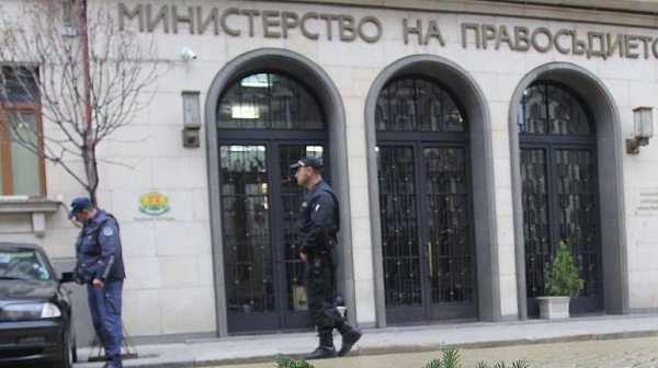 След критиките на ЕК Цачева спира плащането за българско гражданство