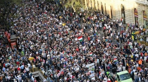Над 100 000 в Унгария излязоха срещу Орбан и главния прокурор