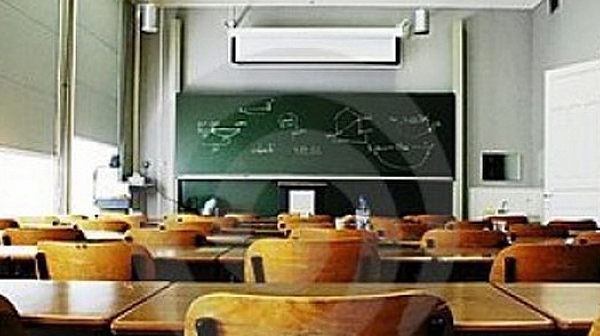 Десетки училища са затворени заради влошена пътна обстановка