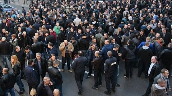 Полицаите посрещат с бунт Европредседателството