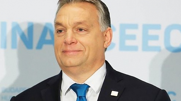 Третият мандат на Орбан е в кърпа вързан - десетки хиляди излязоха да го подкрепят